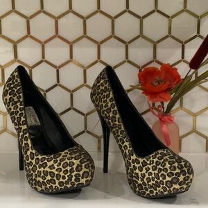 NWT Shi by journeys dress leopard print heels size 7.5